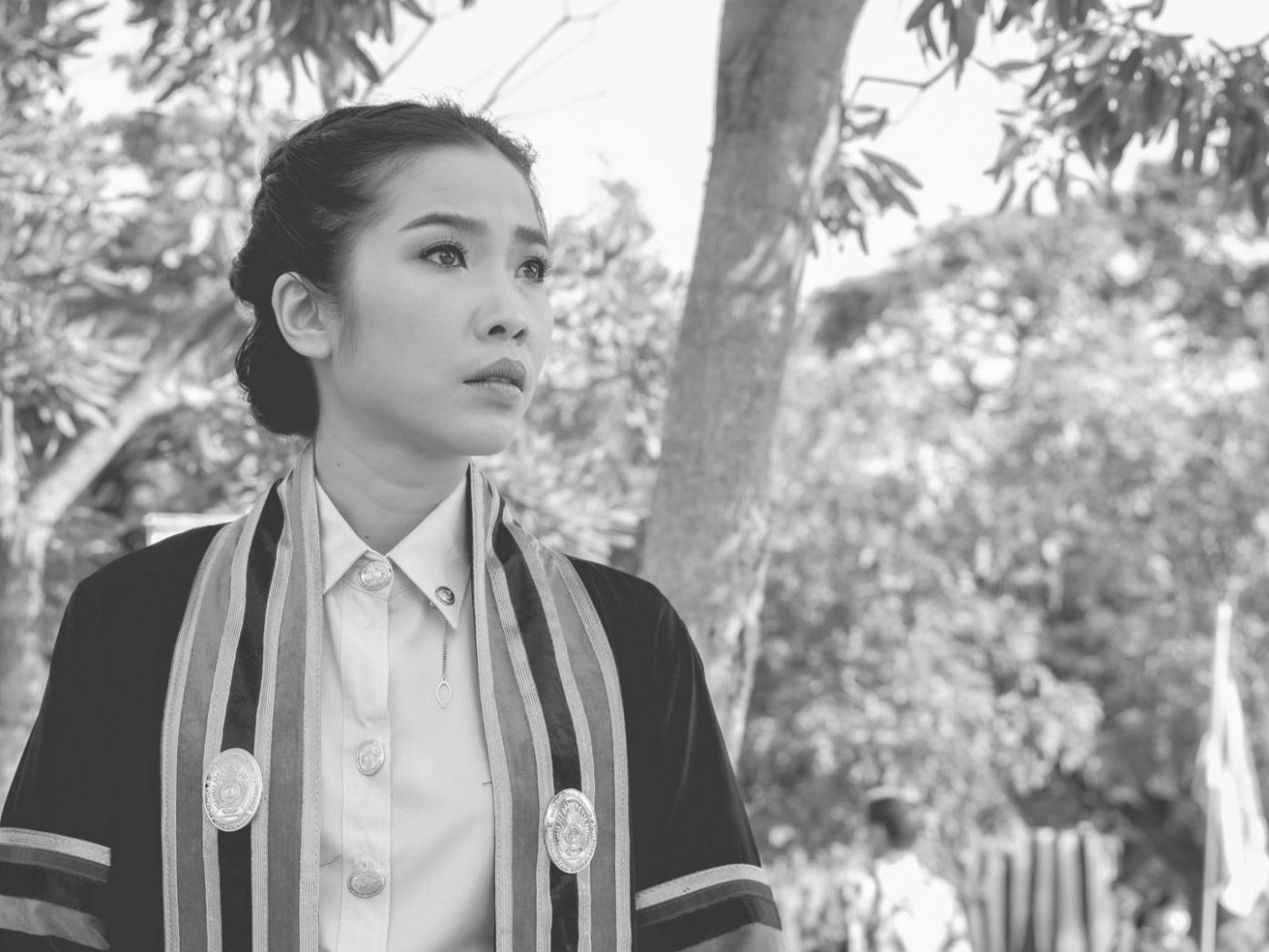 Professional learning environment with financial charts and analytical tools displayed on multiple screens