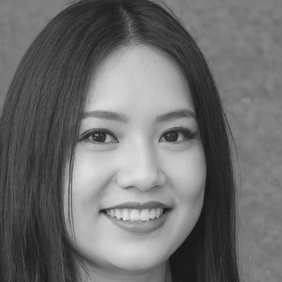 Senior Financial Analyst Petra Kowalski